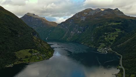 Antena-Sobre-El-Pueblo-De-Gieranger-En-La-Cabecera-Del-Fiordo-De-Geiranger,-Noruega