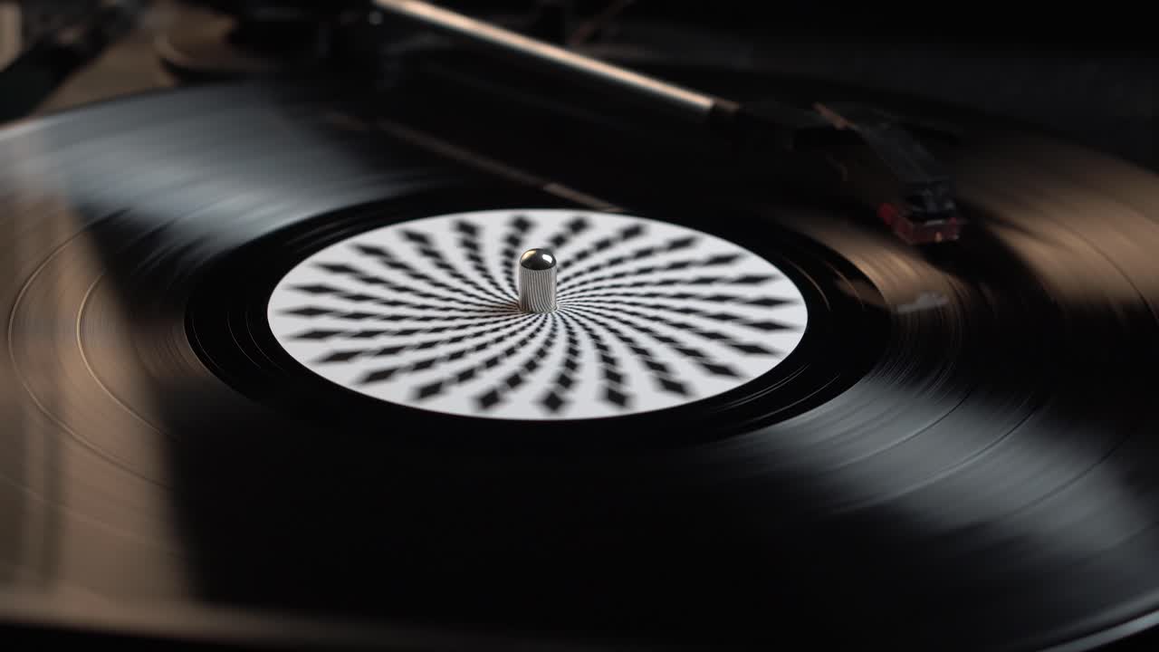 Nærbillede af vinylplade på roterende pladespiller, analog lydgengivelse