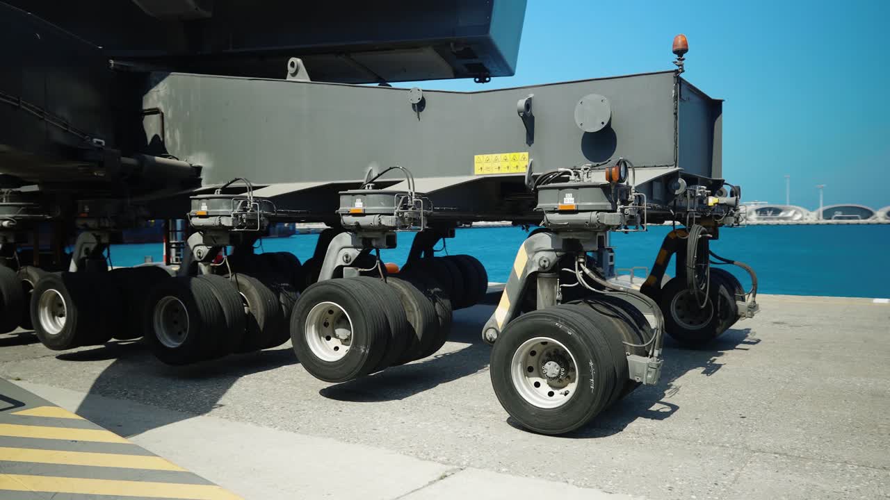 비는 항구에 서 있는 거대 해상 크레인의 바와 바닥