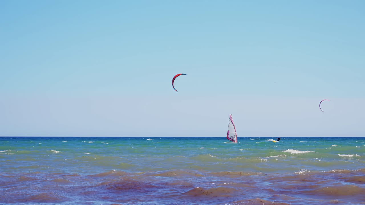 windsurf y kitesurf en el mar