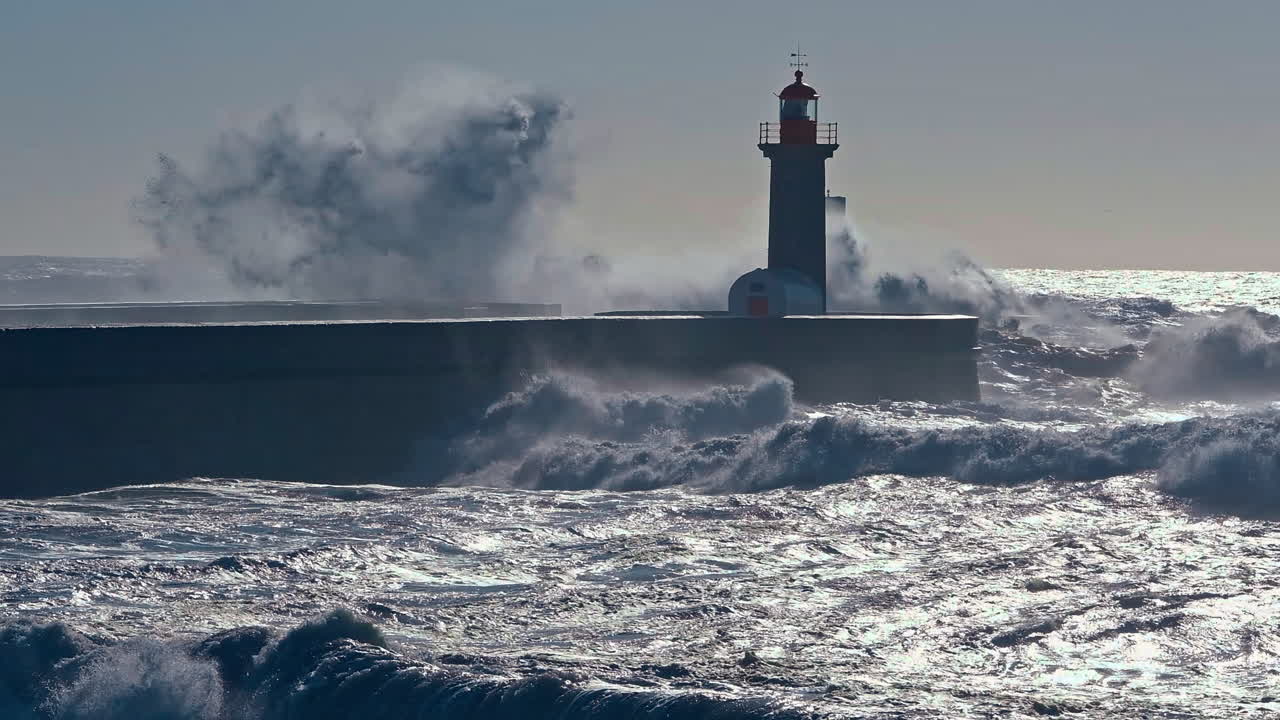 포르투의 조형물  포르투 등대 바다의 파도와 함께 폭발하는 바다 파도 스프레이 여행 관광 felgueiras 포르투갈 유럽 4k