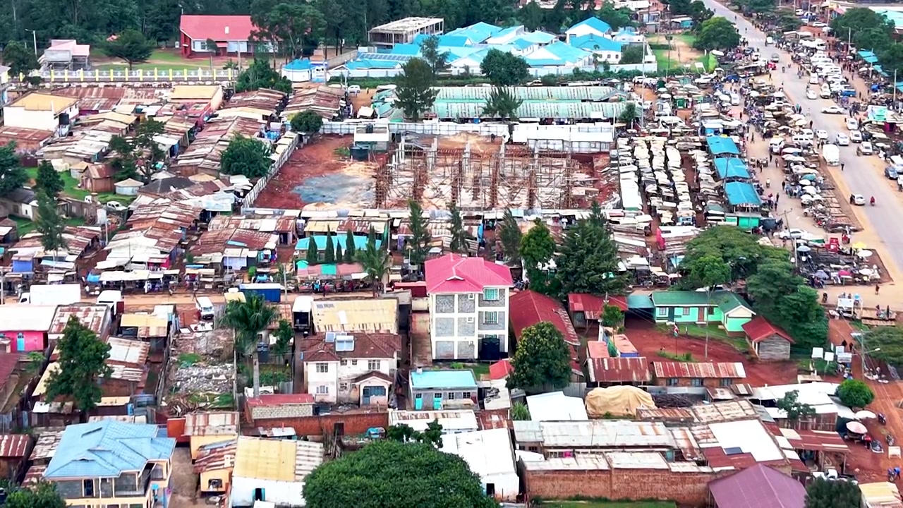 Pemandangan drone udara jalan pedesaan di Kenya, jalan-jalan pedesaan di desa-desa miskin dan permukiman kumuh di Kenya utara.