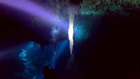 grandi stalattiti in una grotta sottomarina 30fps