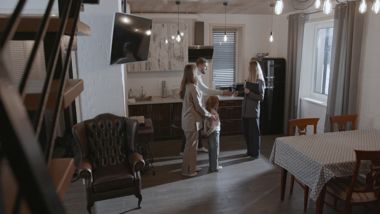 부동산 대리인 이 가족 에게 집 을 보여 주는 것