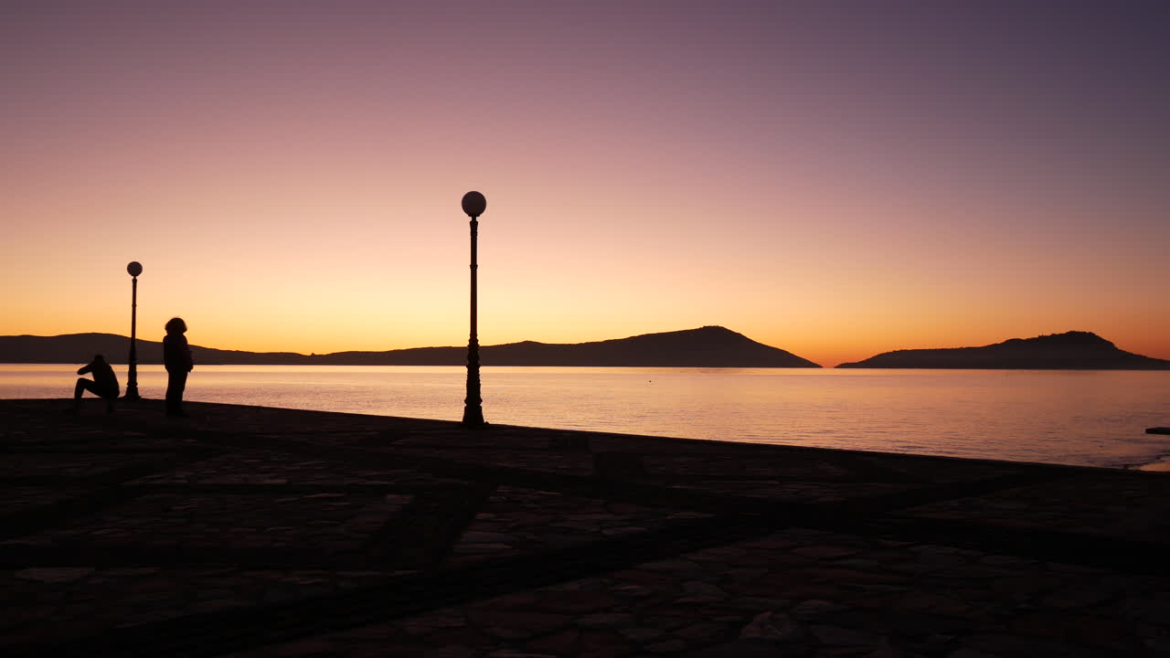 toma épica de una vista de puesta de sol púrpura desde un muelle