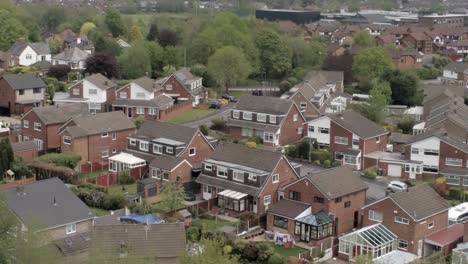 casas y jardines británicos tranquilos propiedad suburbana residencial vista aérea push in