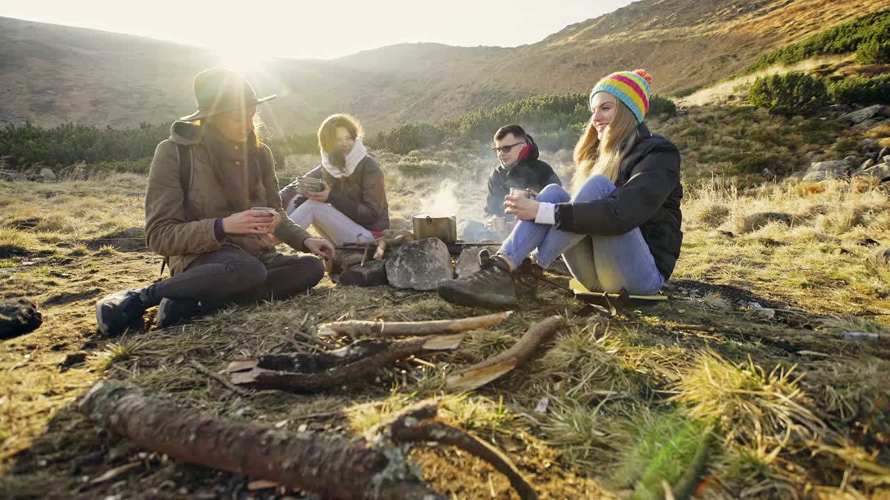 젊은이 들 이 산 에서 불 을 붙여 식사를 준비 하고 있다