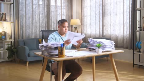 hombre estresado abrumado por el trabajo