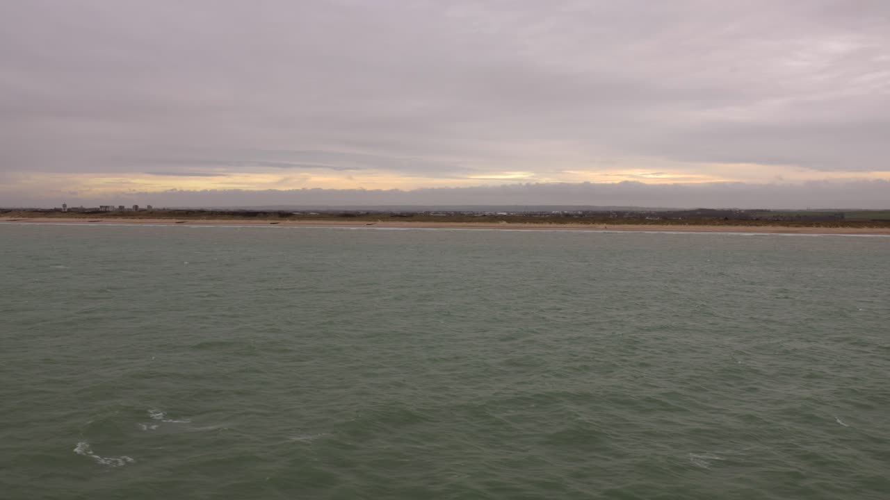 vista de perfil de una costa aleatoria durante el anochecer
