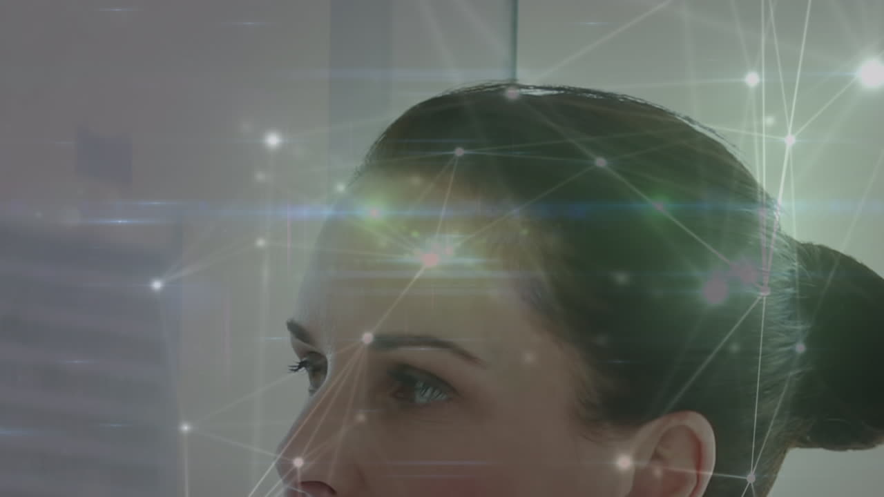 animación de la red de conexiones sobre la doctora caucásica