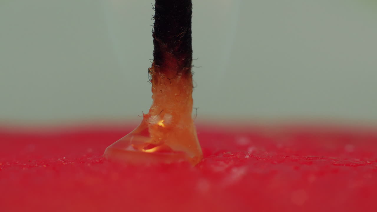 lapso de tiempo: vista de estudio macro de cera de vela amarilla burbujeando y derritiéndose en cera roja