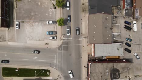 Sobrevuelo-Aéreo-En-El-Centro-De-Grimsby-En-Canadá-Con-Tráfico-En-La-Carretera-Durante-La-Hora-Pico-Y-La-Luz-Del-Sol