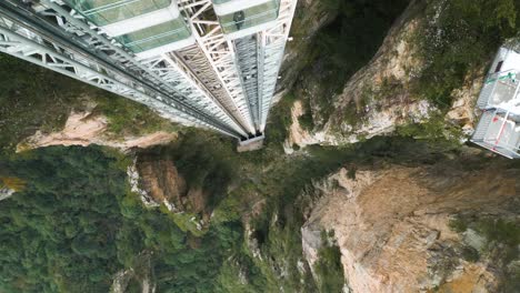 중국 장지아지 국립공원 (zhangjiajie national park) 의 발롱 엘리베이터를 보여주는 내려오는