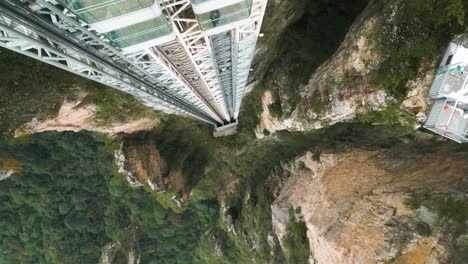 una toma descendente que revela el ascensor de bailong en el parque nacional de zhangjiajie, china