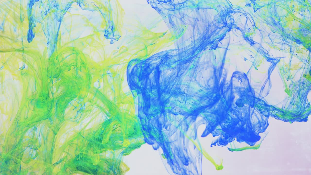 액체 추상화: 파란색, 노란색 및 녹색 페인트가 물에 용해되는 것.