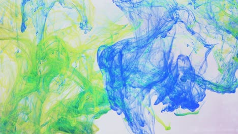 abstracciones líquidas, la disolución de pintura azul, amarilla y verde en agua.