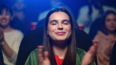 mujer alegre disfrutando de una película interesante en el cine