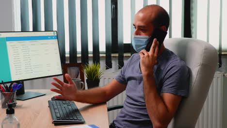 explicando por teléfono la solución del problema