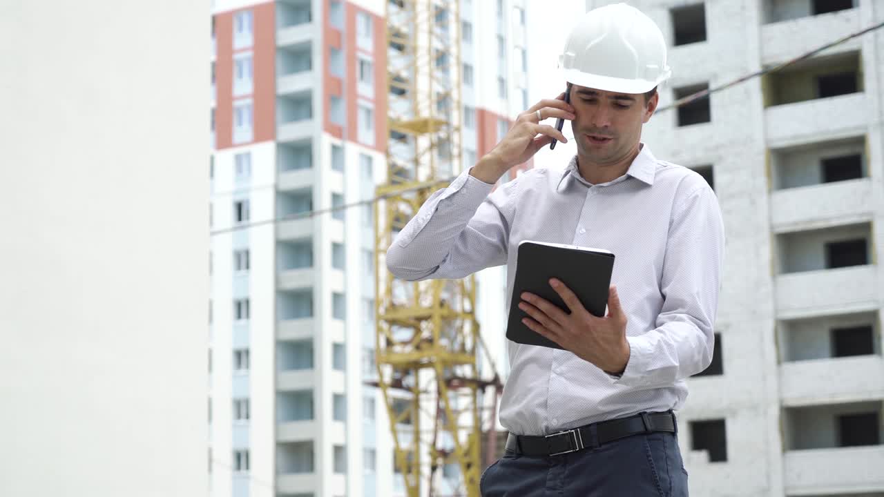 ingeniero hombre con tableta hablando en teléfono móvil y comprobando el proceso de tecnología de construcción