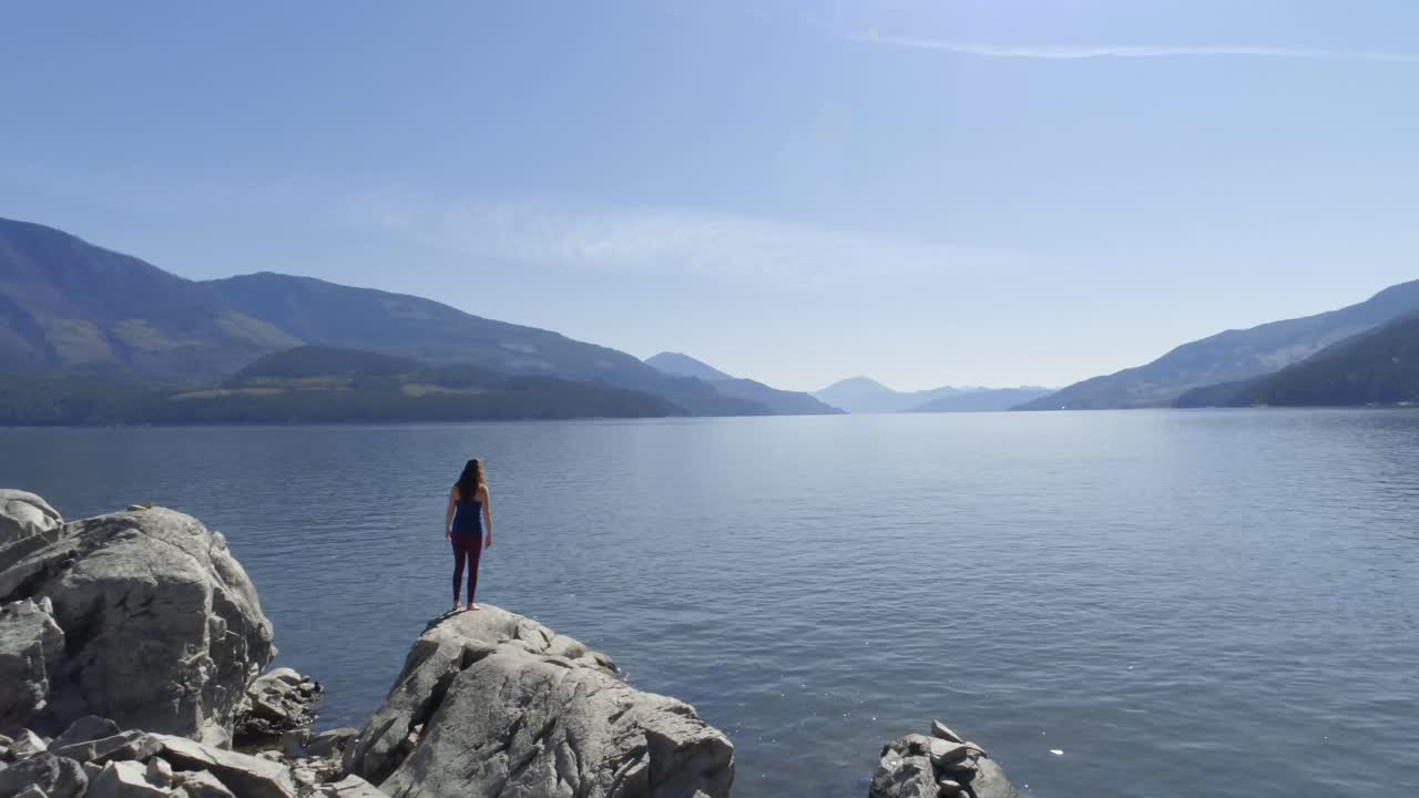 로키 4k에서 요가를 하는 여성