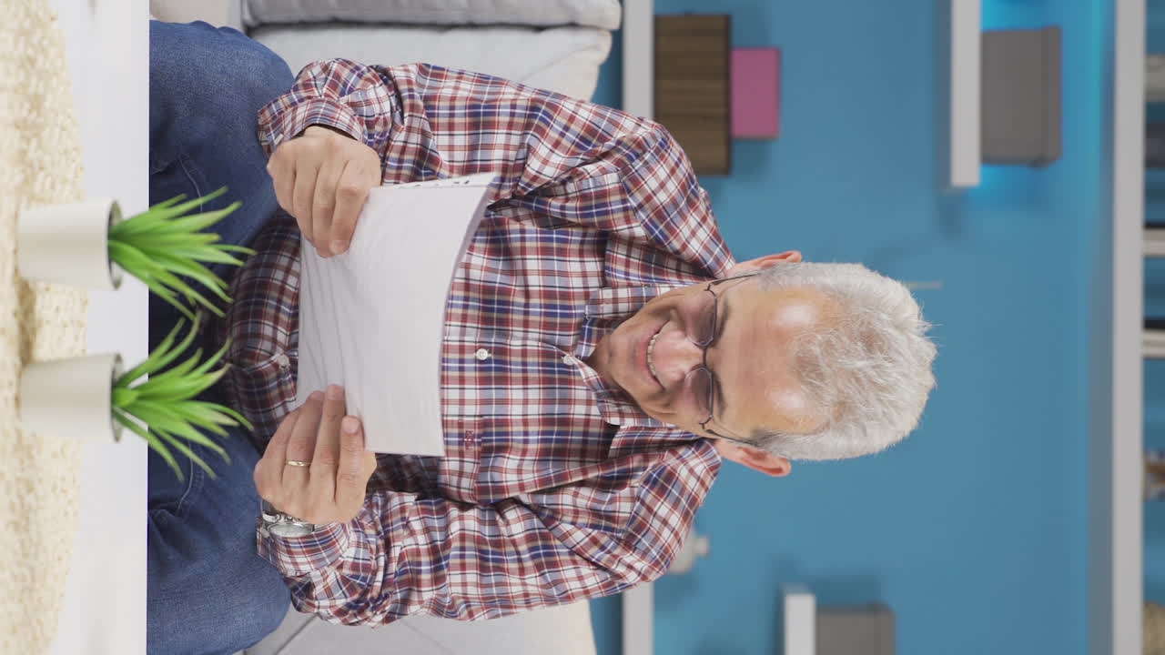 Vertikales Video: Mann freut sich über gute Inhalte und Dokumente