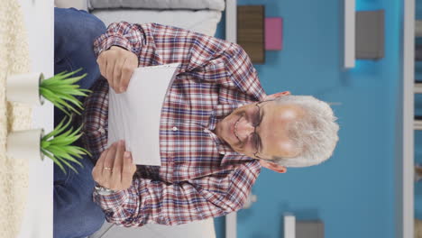 Vertikales-Video-Des-Mannes,-Der-Sich-über-Gute-Inhaltliche-Unterlagen-Freut.