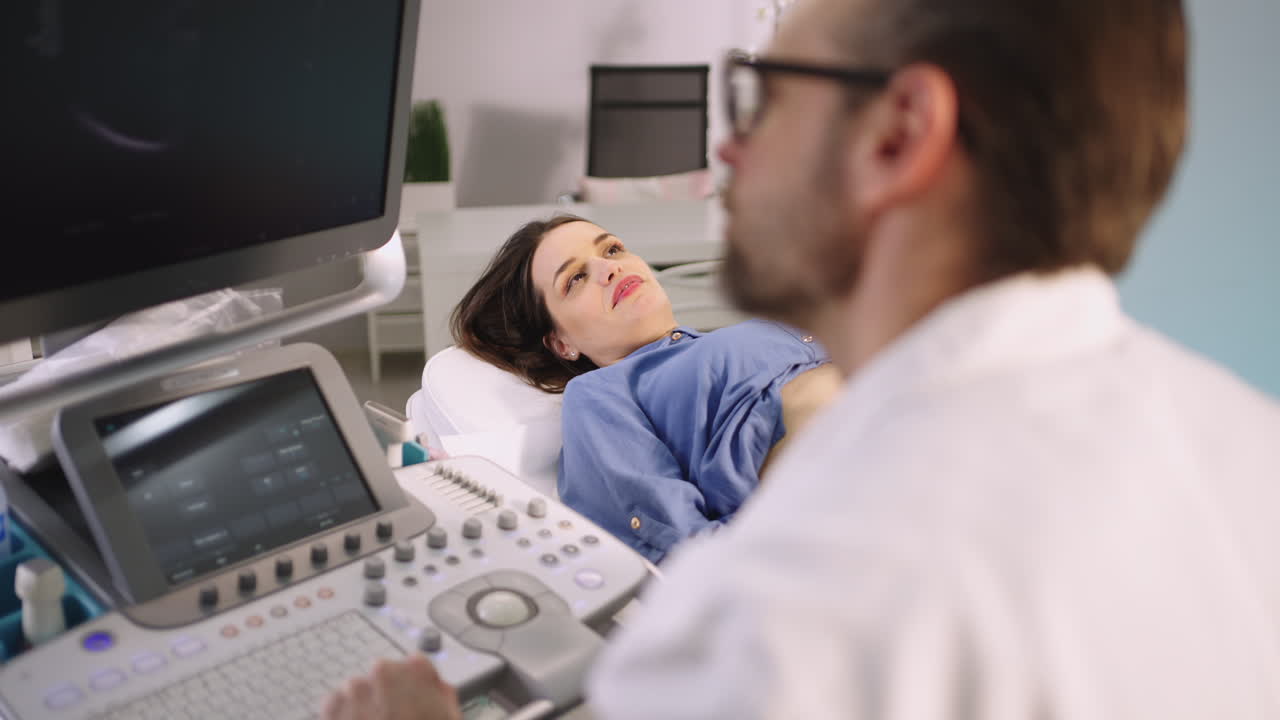 mujer embarazada sometida a un examen de ultrasonido