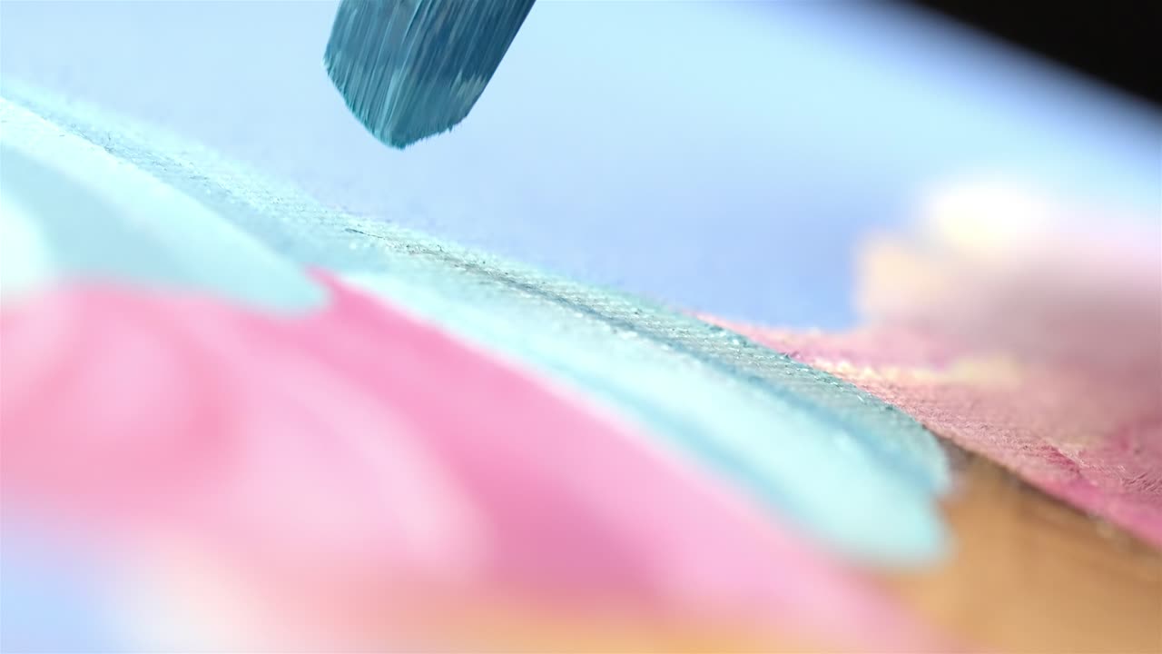 Toma macro extrema mostrando un pincel con pintura azul sobre la obra de arte