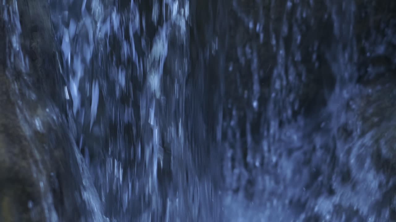 río de montaña salvaje, de cerca