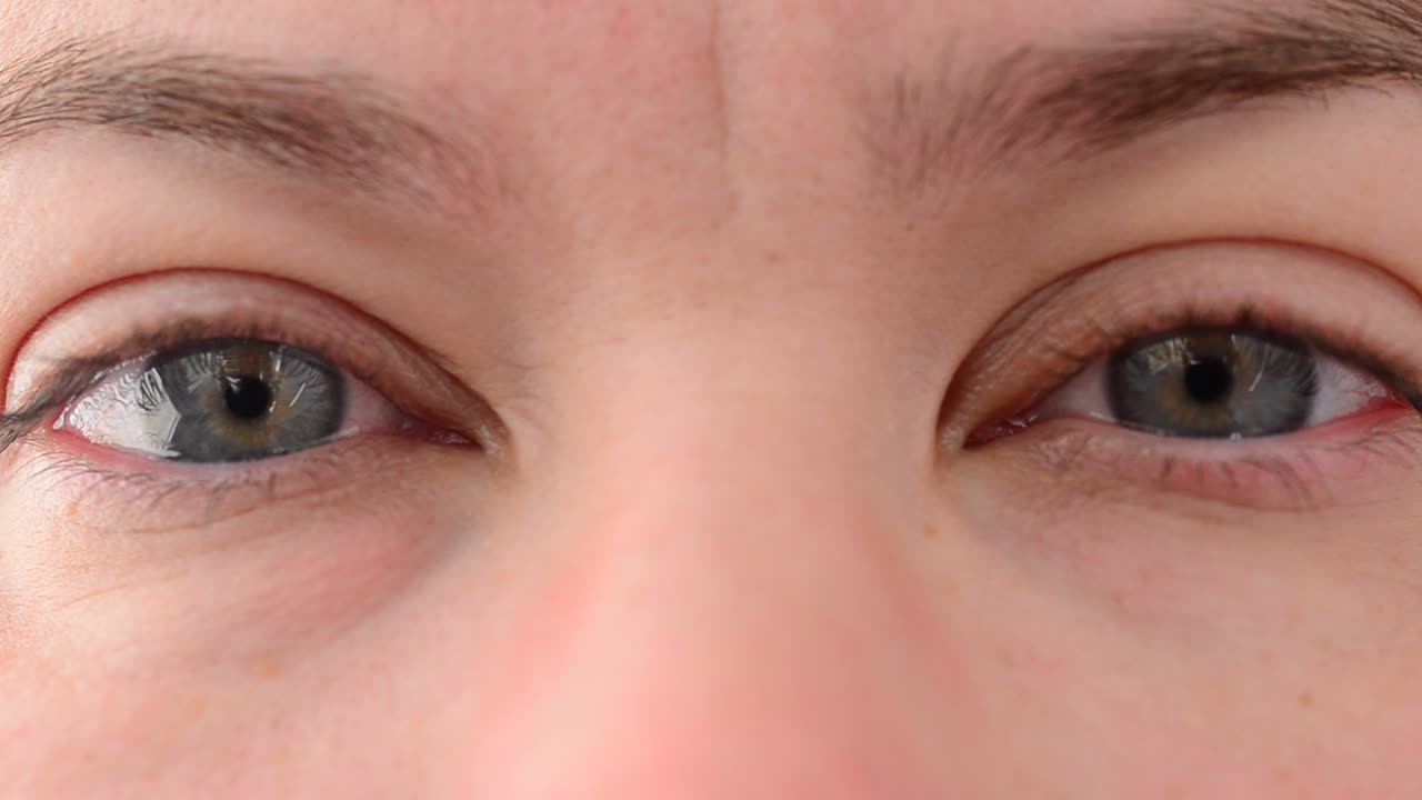 Sguardo di occhi femminili. Scatto di occhi femminili