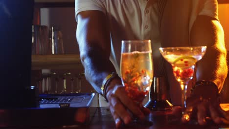 Bartender-pouring-cocktail-drink-into-the-glasses,-4K-4k