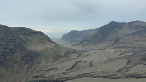 Parallaxe-Luftaufnahme-Durch-Isländische-Berge