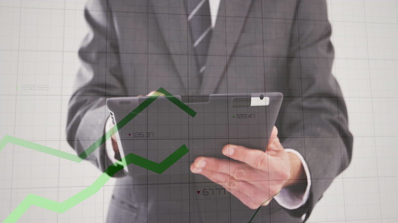 태블릿을 들고, 사업가가 금융 성장 차트 애니메이션을 분석하고 있습니다.