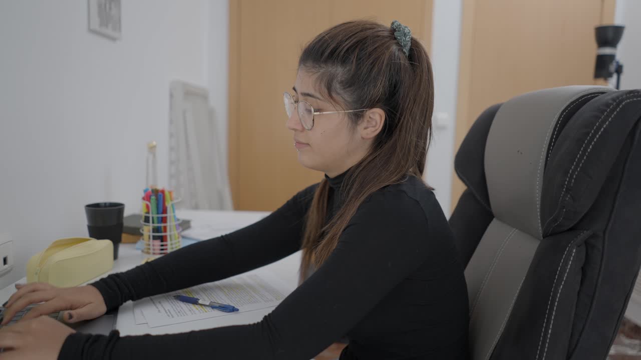 mujer trabajando en la computadora portátil en casa