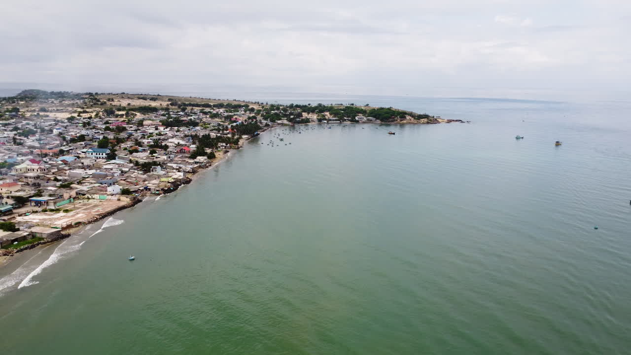 vuelo aéreo sobre la costa de mui ne en un día nublado, vietnam