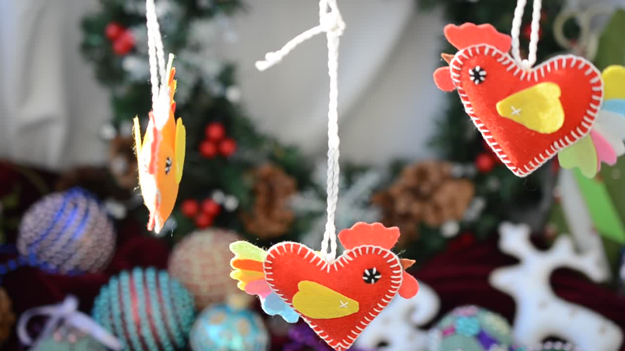 Rodaje de juguetes festivos en diciembre. Juguetes de Navidad y Año Nuevo.
