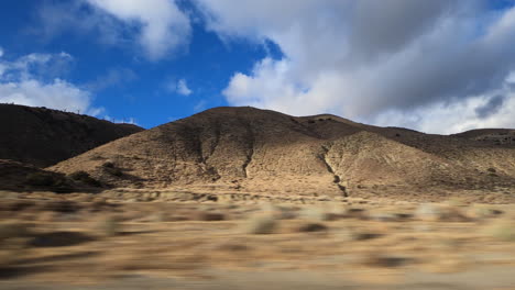 Conduciendo-A-Lo-Largo-De-Las-Estribaciones-Cerca-De-Tehachapi,-California-Y-Observando-Un-Paisaje-Nuboso-Dinámico-Sobre-El-Paisaje-Herboso---Hiperlapso-Del-Punto-De-Vista-De-La-Ventana-Del-Pasajero