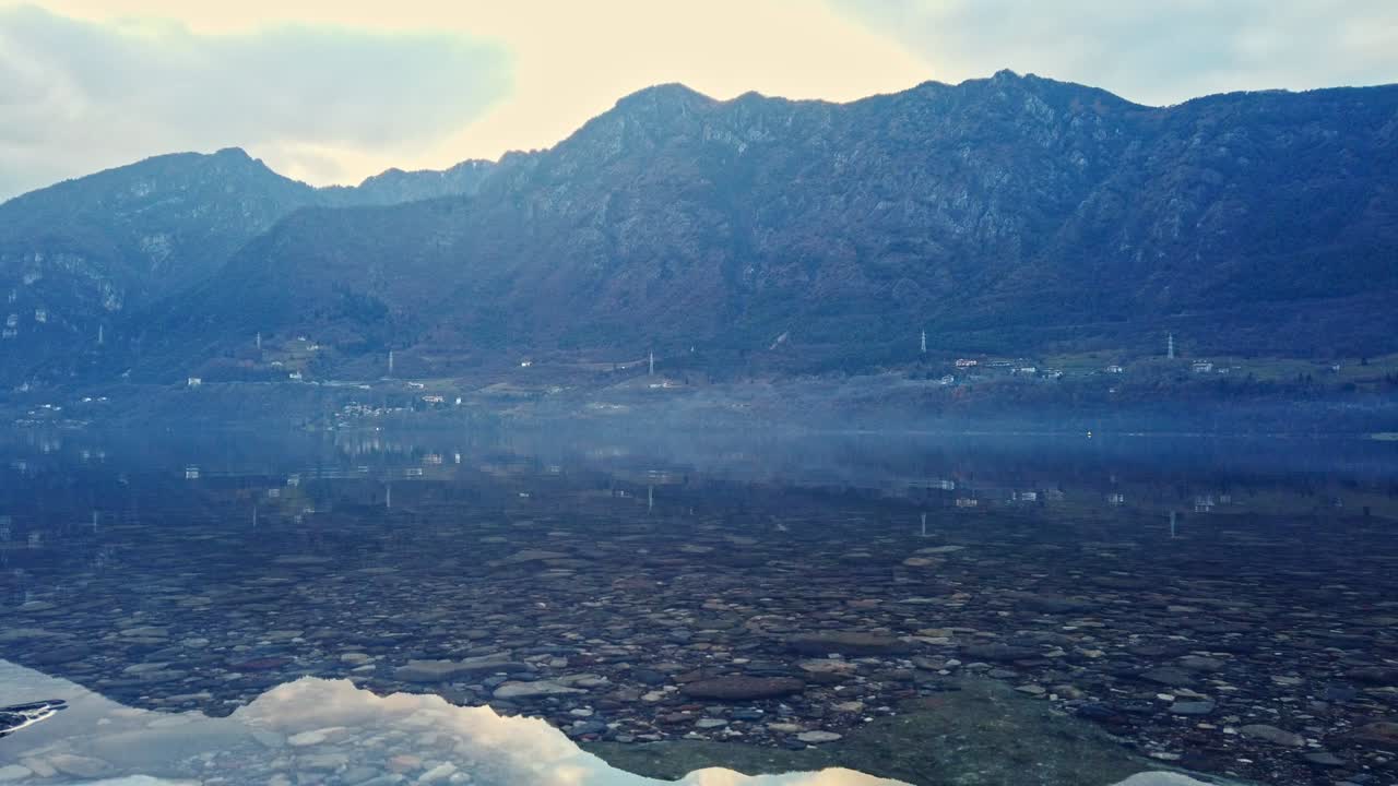 슬레이와 산으로 둘러싸인 아름다운 호수를 묘사한 오랜 시간 경과