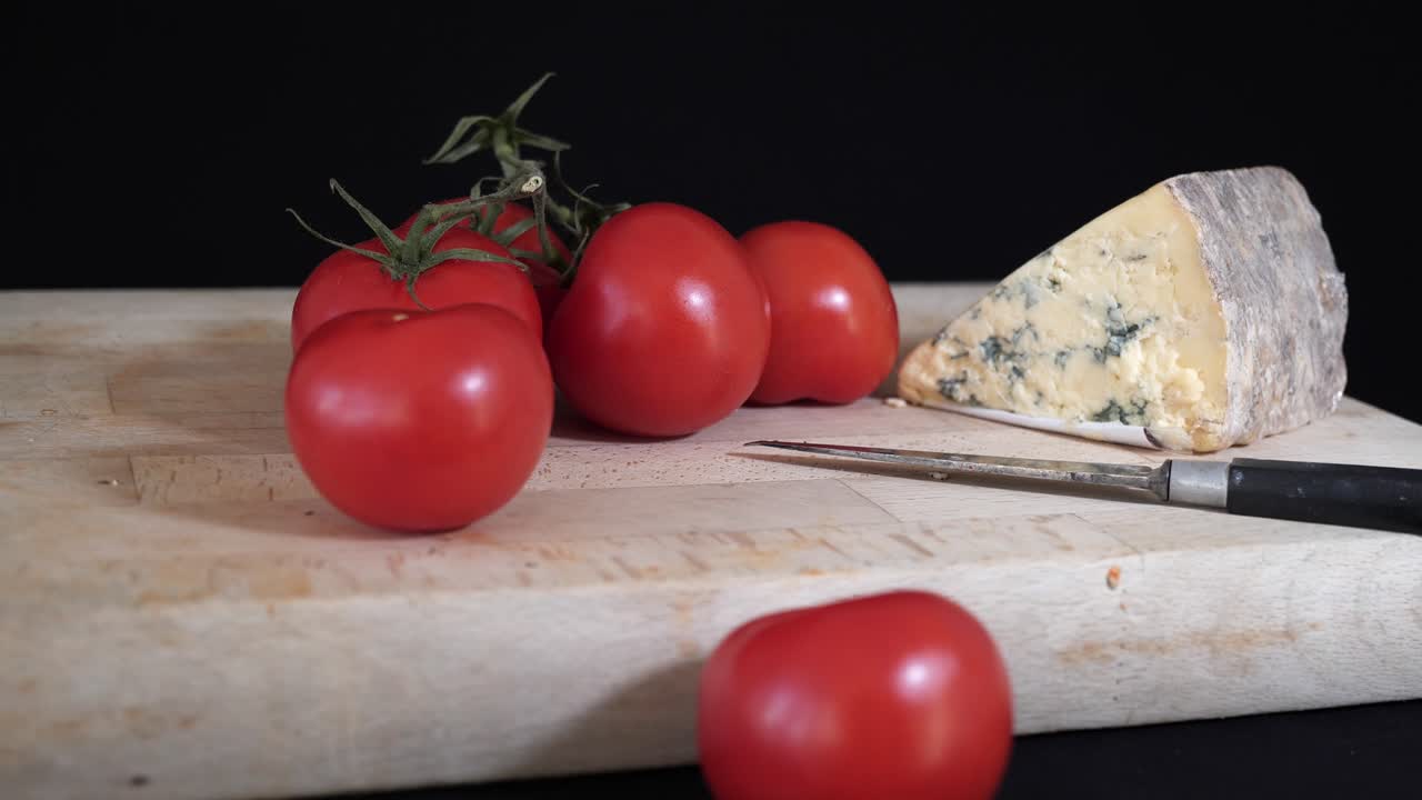 칼로 보드에 토마토와 치즈 - 오른쪽으로 슬라이드