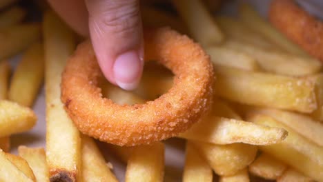 patatas fritas crujientes y anillos de cebolla