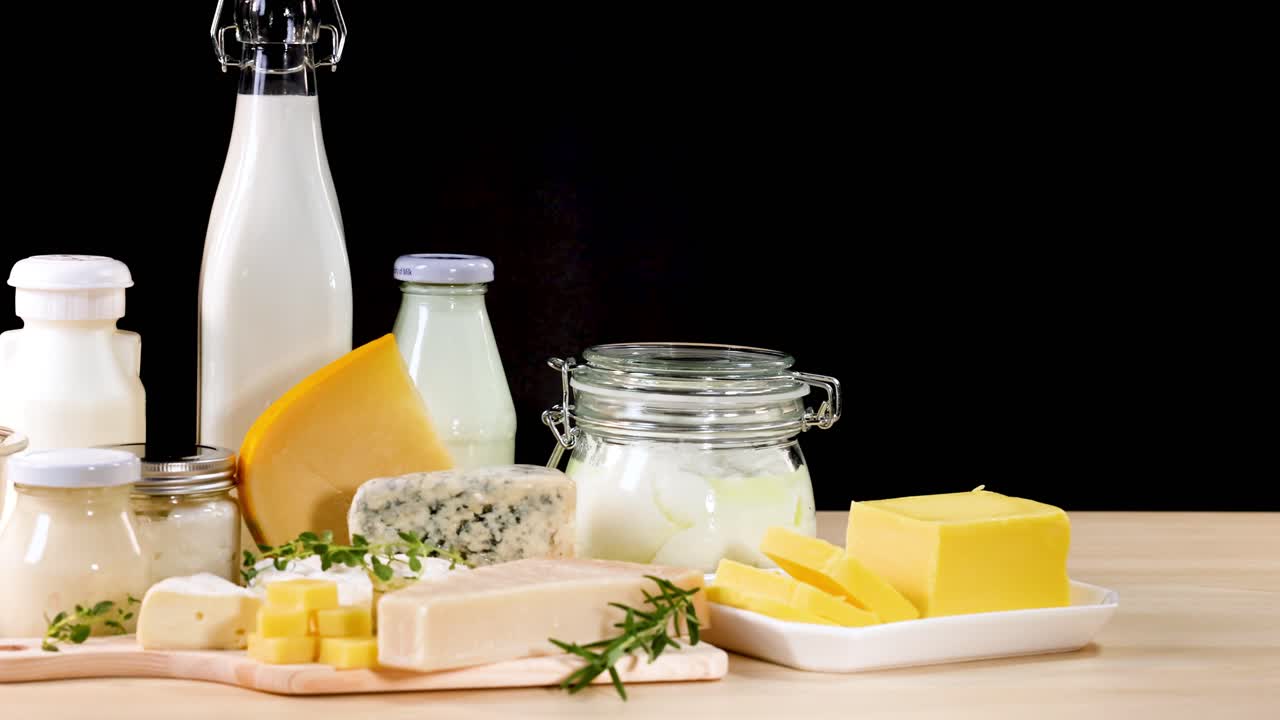 나무 테이블 에 배열 된 여러 가지 유제품