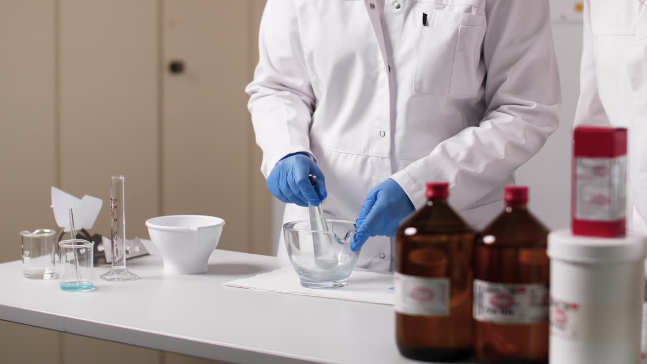 una crema se mezcla en un tazón de vidrio removiéndola