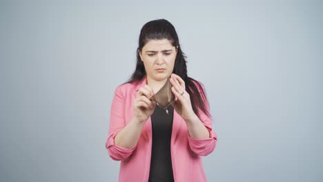 mujer de negocios sin dinero, cartera vacía.