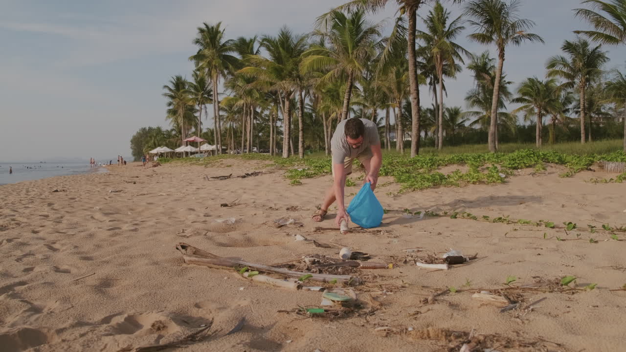 voluntario de limpieza de playas