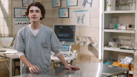 retrato del veterinario en el trabajo en la clínica