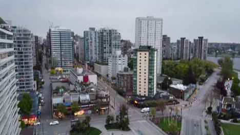 b roll hemp city park by english bay deslizándose por los frondosos árboles verdes junto al condominio en el centro de vancouver bc canadá