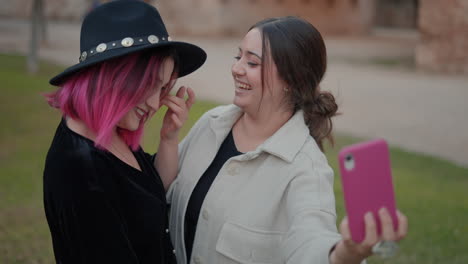 dos amigos tomando una selfie en un parque