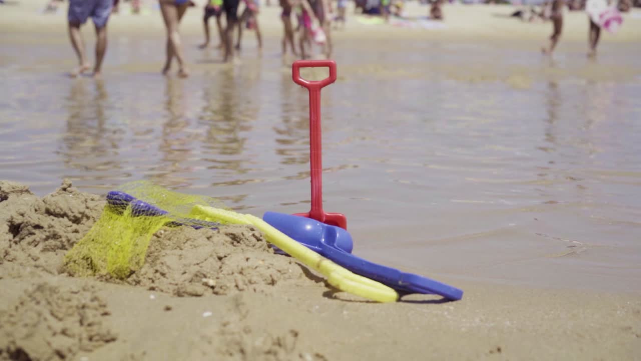 해변에서 아이의 모래 삽