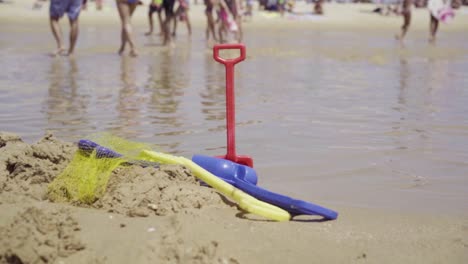 pala di sabbia per bambini sulla spiaggia