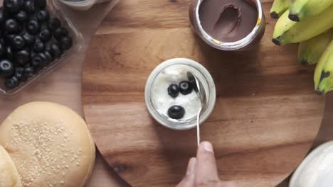 yoghurt parfait saludable con bayas y un toque de chocolate
